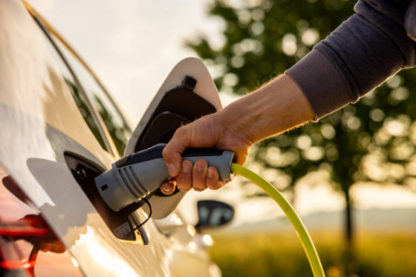 Híbridos vs eléctricos: cuál se adapta mejor a tu estilo de conducción
